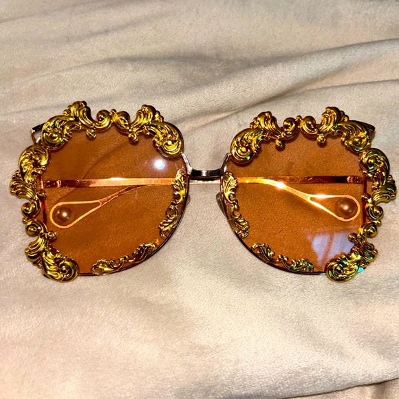 STUNNING 🤩 GOLD UNIQUE SUNGLASSES 😎 WITH PEARL DETAIL - Picture 1 of 2